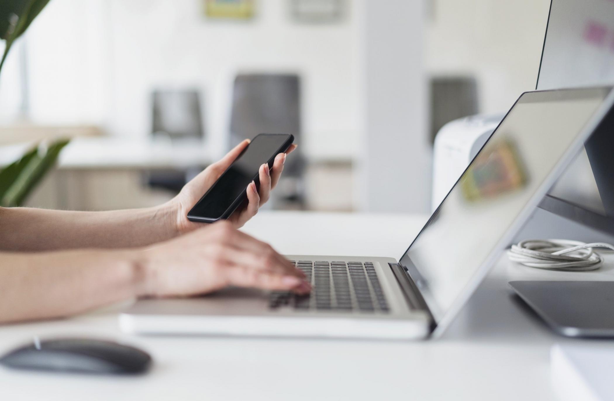 Sesja analizy danych budżetowych podczas seminarium online